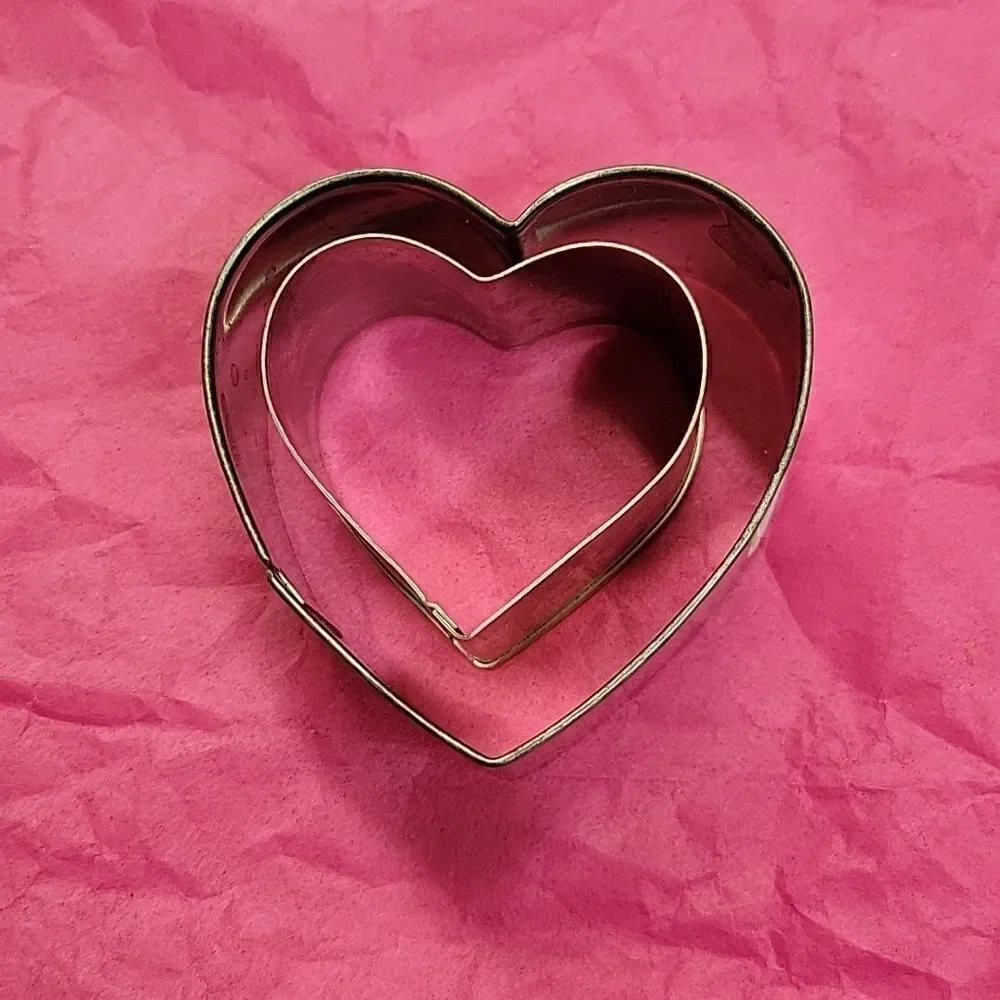 18‎ piece metal Valentines Day/wedding cookie cutters plus heart spatula